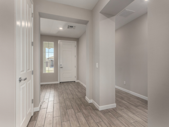The Poppy floorplan's entry foyer.